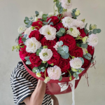 Bó hoa thiết kế tone màu đỏ trắng sang trọng