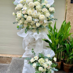 Kệ Hoa Tang Trắng Kết Hợp Cúc Mẫu Đơn – Thành Kính Phân Ưu