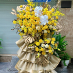 Kệ hoa khai trương tone vàng thịnh vượng