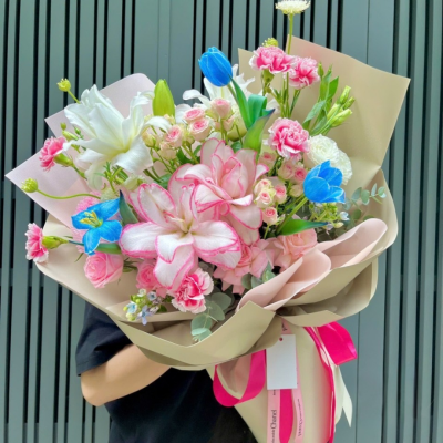 Bó hoa lily hồng phấn phối cùng hồng pastel