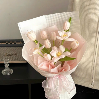 Bó hoa tulip tone hồng phấn nhạt nhẹ nhàng