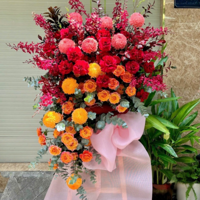 Kệ hoa khai trương tone đỏ vàng rực rỡ